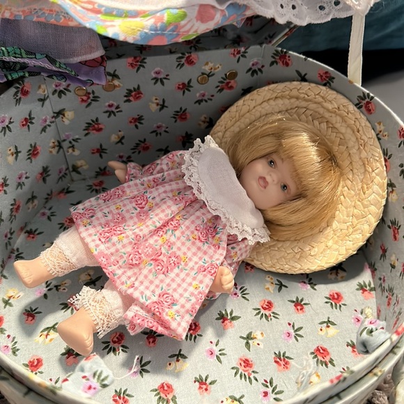 DOLL in a suitcase box with a set of dresses - Picture 6 of 15